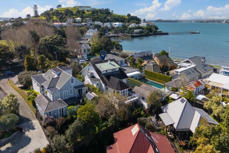 Photo of property in 3 Cambridge Terrace, Devonport, Auckland, 0624