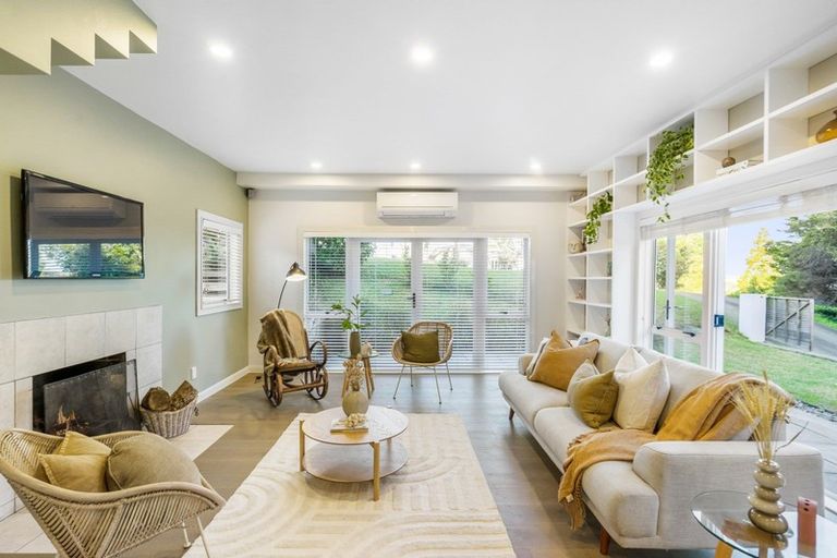 Photo of property in 17 Wernham Place, Northcote, Auckland, 0626