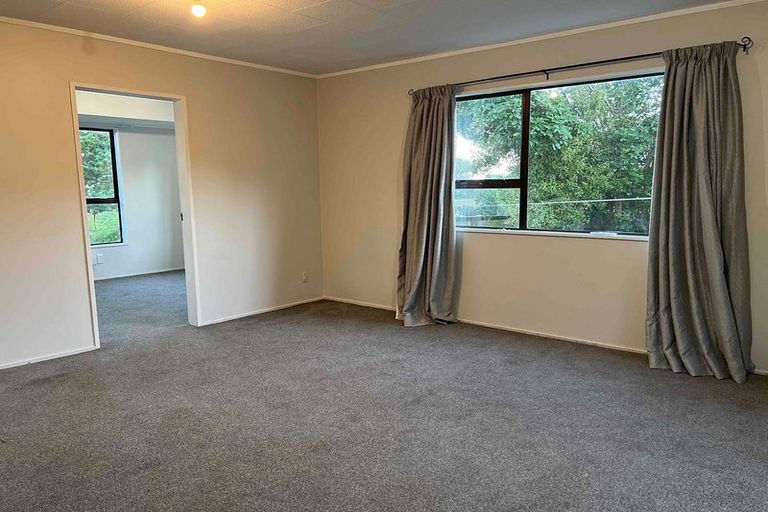 Photo of property in 26a Cheltenham Terrace, Newlands, Wellington, 6037