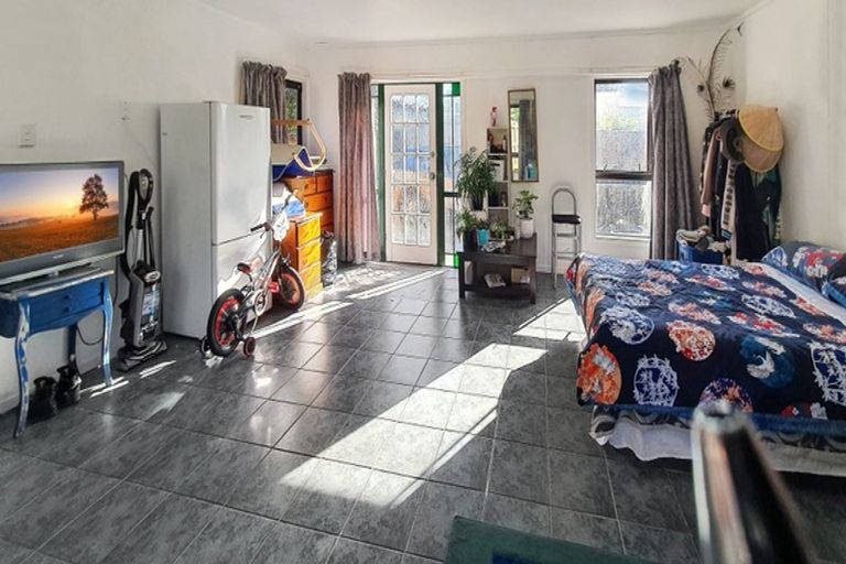 Photo of property in 7b Harrybrook Road, Green Bay, Auckland, 0604