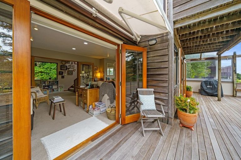 Photo of property in 8 Francis Bell Grove, Lowry Bay, Lower Hutt, 5013