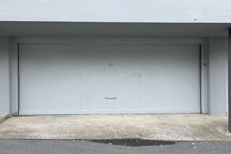 Photo of property in Kingsgate Flats, 10 Austin Street, Mount Victoria, Wellington, 6011