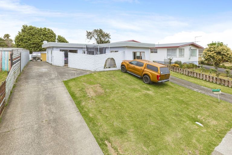 Photo of property in 17 Fernleigh Avenue, Waiuku, 2123