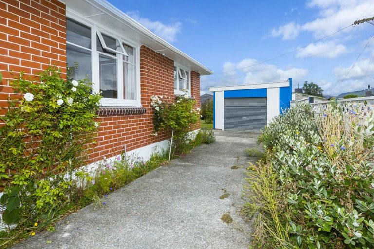 Photo of property in 37 Kashmir Avenue, Clouston Park, Upper Hutt, 5018