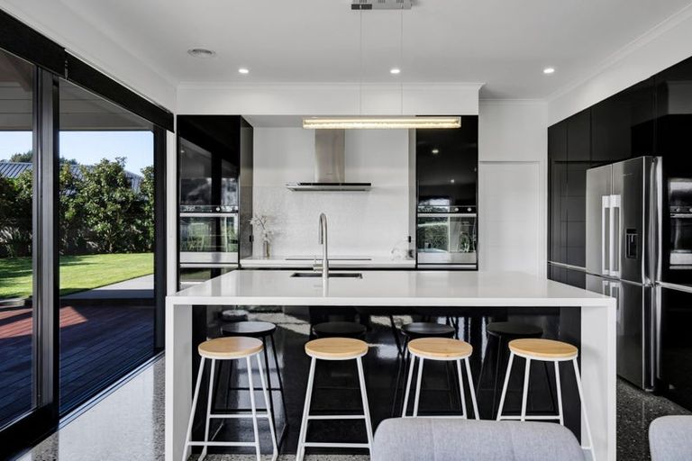 Photo of property in 6 Pebble Beach Court, Waiwhakaiho, New Plymouth, 4312