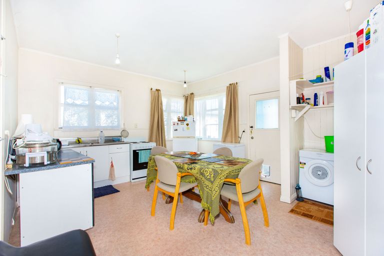 Photo of property in 84 Great South Road, Huntly, 3700