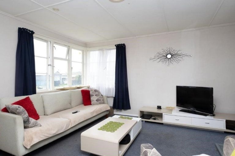 Photo of property in 2 Waihi Road, Hawera, 4610