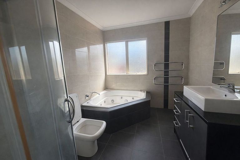 Photo of property in 22 Kestev Drive, Flat Bush, Auckland, 2016