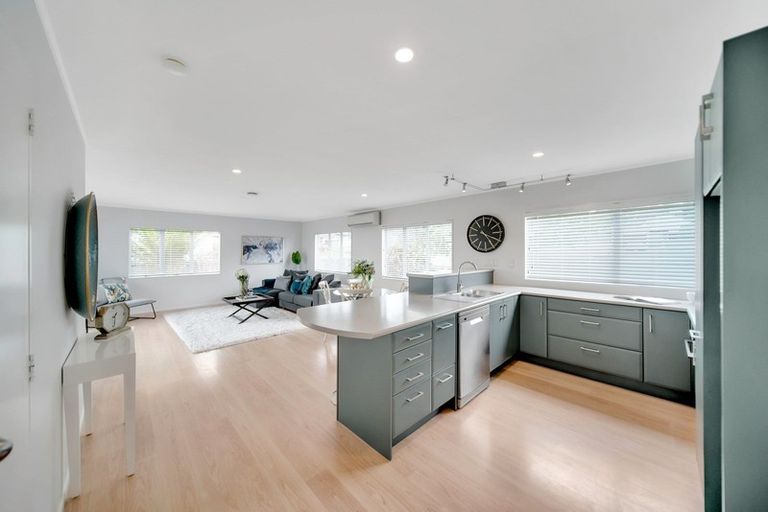 Photo of property in 60 De Quincey Terrace, Highland Park, Auckland, 2010