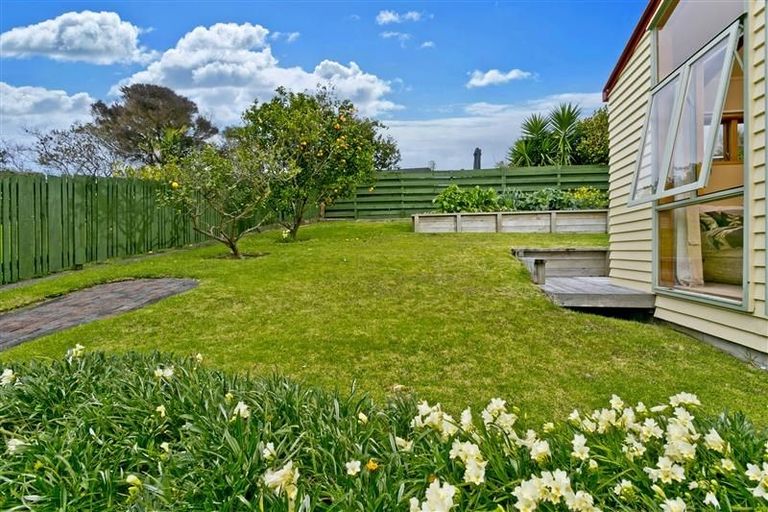 Photo of property in 18 Lingham Crescent, Torbay, Auckland, 0630