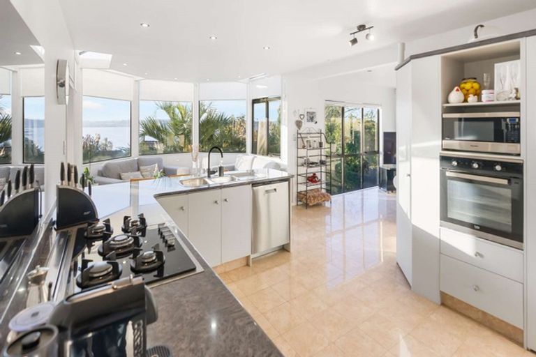 Photo of property in 4 Tupara Crescent, Kawaha Point, Rotorua, 3010