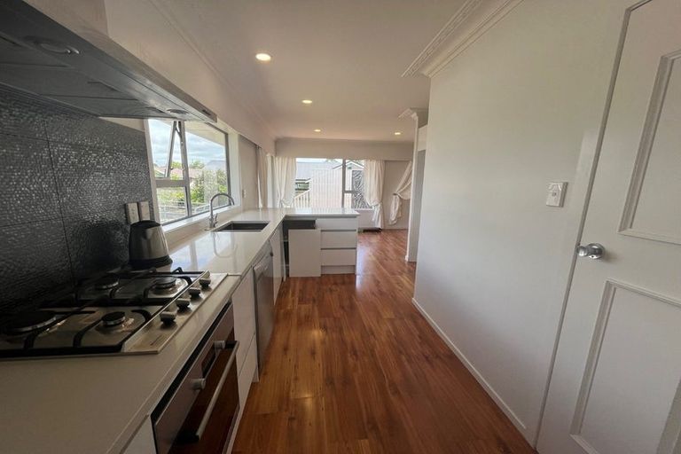 Photo of property in 30 Walton Street, Red Beach, 0932