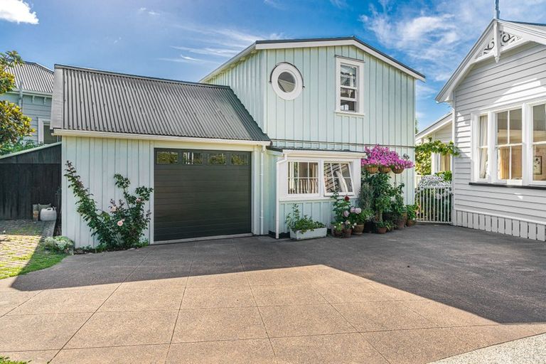 Photo of property in 71 Vauxhall Road, Devonport, Auckland, 0624