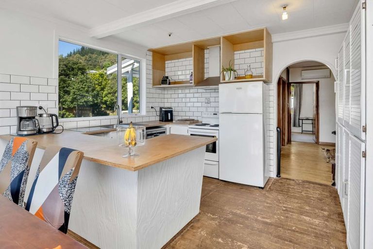 Photo of property in 82 Milton Terrace, Picton, 7220