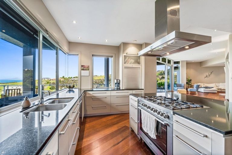 Photo of property in 139 Roberts Road, Matakatia, Whangaparaoa, 0930