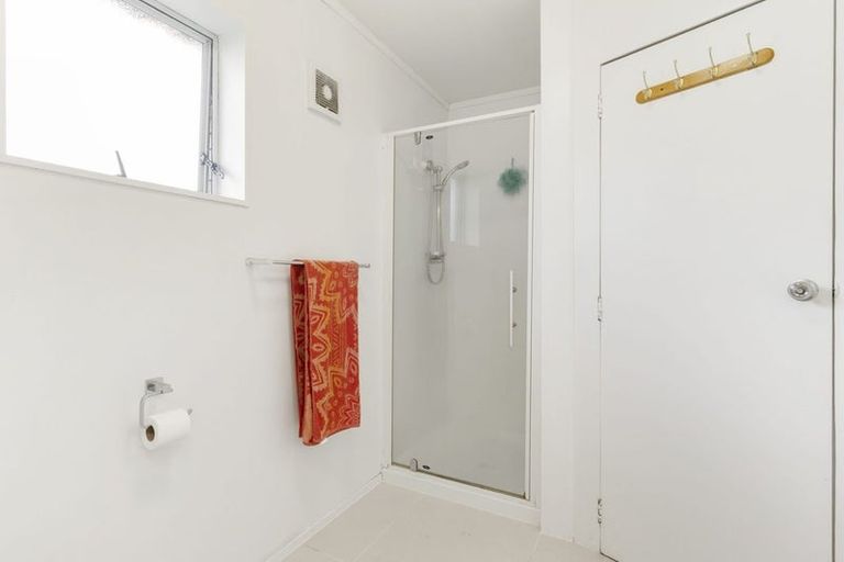 Photo of property in 2/94 Lynwood Road, New Lynn, Auckland, 0600