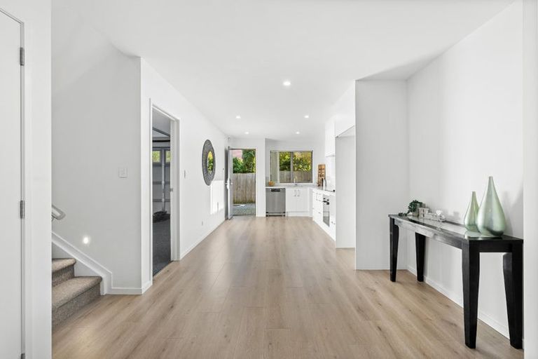 Photo of property in 6d Buisson Glade, West Harbour, Auckland, 0618