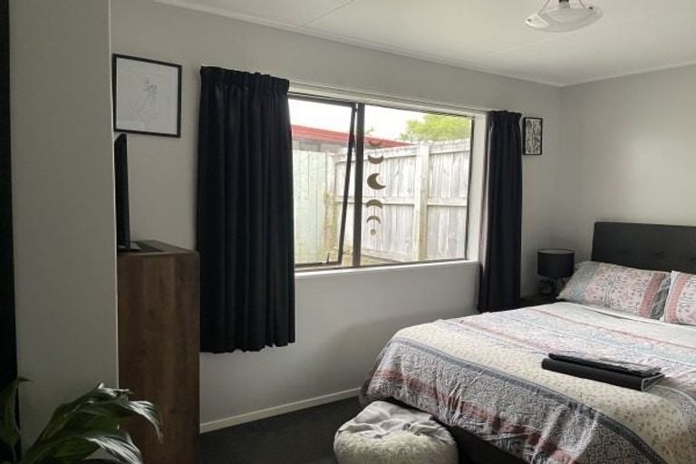 Photo of property in 2/4 Colonial Place, Kelvin Grove, Palmerston North, 4414