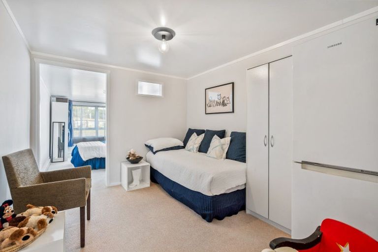 Photo of property in 11 Karoro Road, One Tree Point, 0118