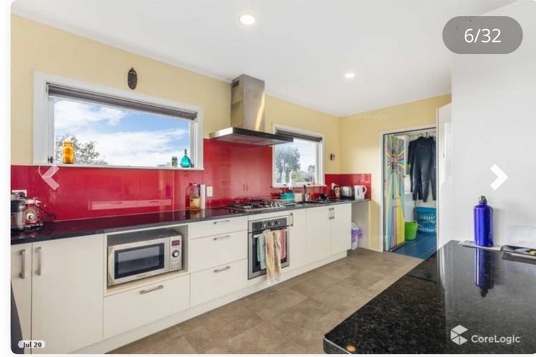 Photo of property in 1/10 Bishop Street, Green Bay, Auckland, 0604