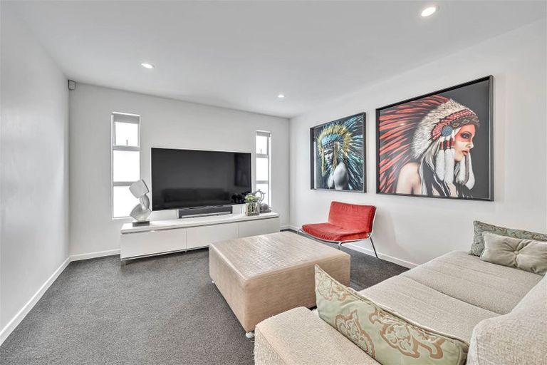 Photo of property in 8 Mansion Court, West Harbour, Auckland, 0618
