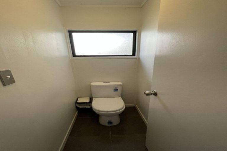 Photo of property in 4 Luxor Place, Massey, Auckland, 0614