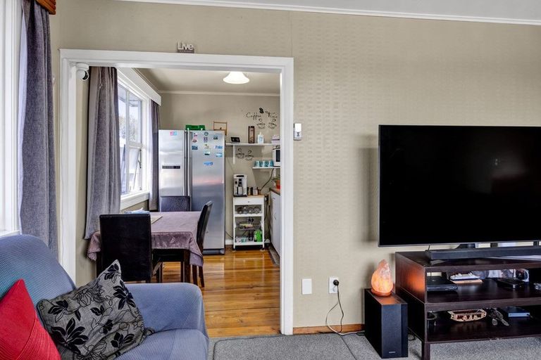 Photo of property in 14 Buchanan Place, Hawera, 4610