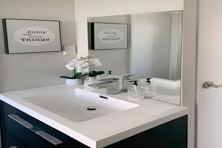 Photo of property in 83 Luckens Road, West Harbour, Auckland, 0618