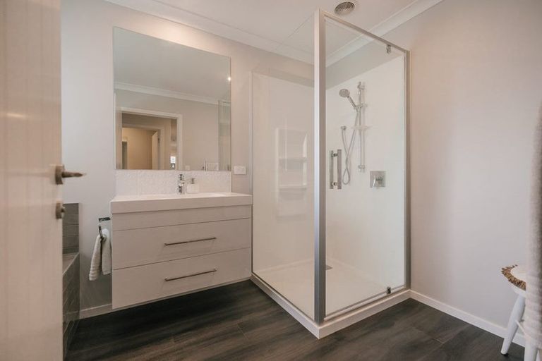 Photo of property in 1 Waimarama Court, Roslyn, Palmerston North, 4414