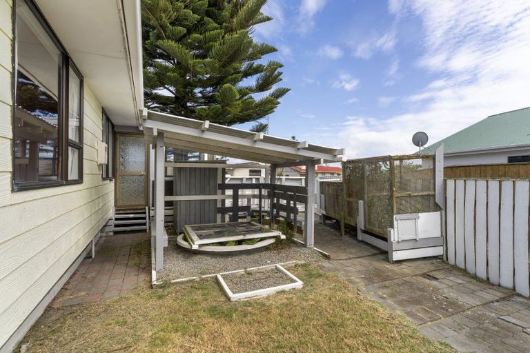 Photo of property in 15 Hewson Crescent, Otaki Beach, Otaki, 5512