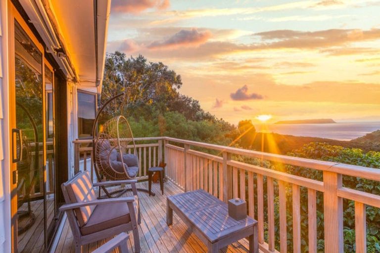 Photo of property in 104 Airlie Road, Plimmerton, Porirua, 5026