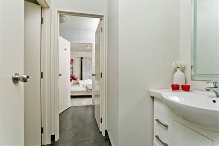 Photo of property in 4 Owl Court, Unsworth Heights, Auckland, 0632