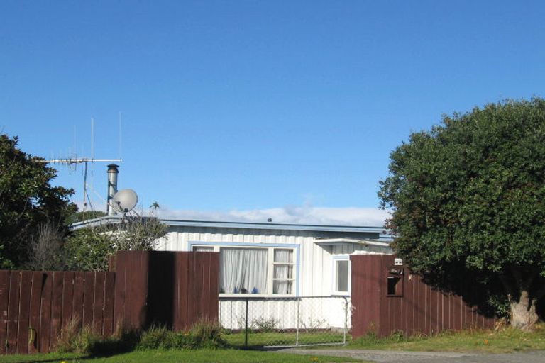Photo of property in 16 Mahoe Street, Otaki Beach, Otaki, 5512