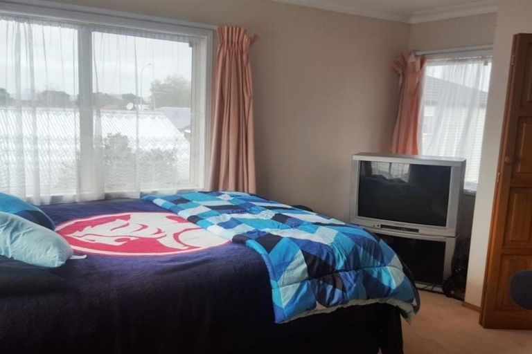 Photo of property in 2/4 Mcleod Road, Weymouth, Auckland, 2103