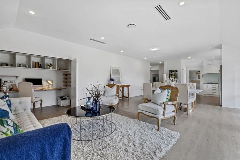 Photo of property in 127 Vaughans Road, Okura, Albany, 0792