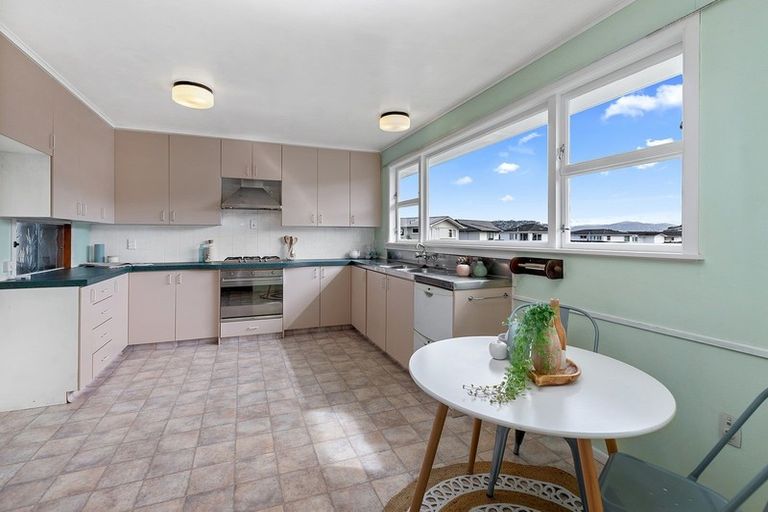 Photo of property in 30 Westview Grove, Miramar, Wellington, 6022