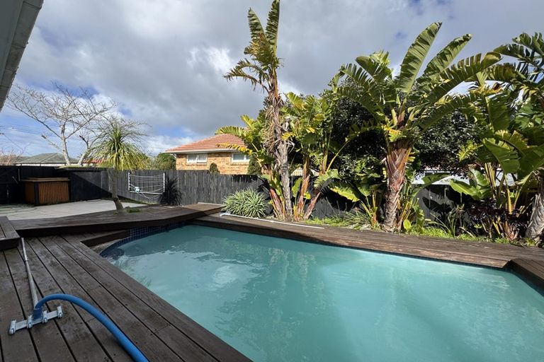 Photo of property in 2 Thomas Rea Place, Te Atatu South, Auckland, 0610