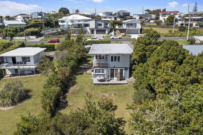 Photo of property in 12 Tindalls Bay Road, Tindalls Beach, Whangaparaoa, 0930