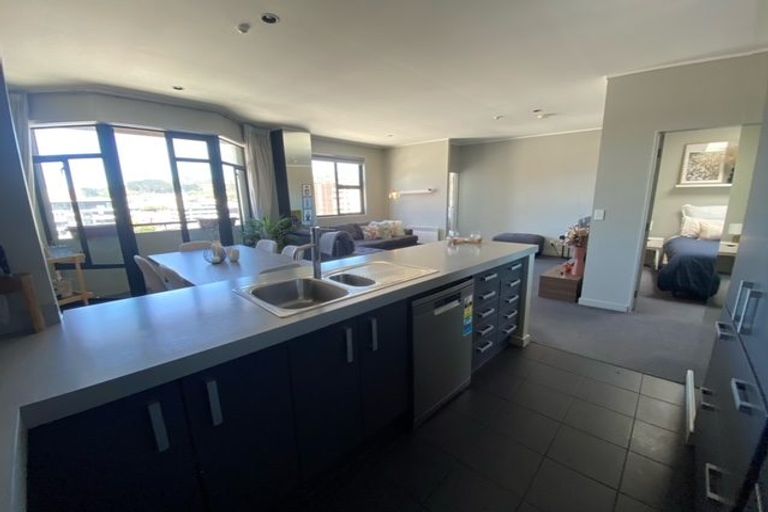 Photo of property in 17 Kent Terrace - Kent Apartments, 7d/16 Kent Terrace, Mount Victoria, Wellington, 6011
