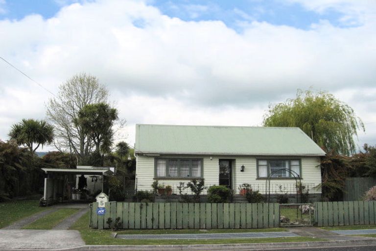 Photo of property in 5 Wyndham Road, Hannahs Bay, Rotorua, 3010