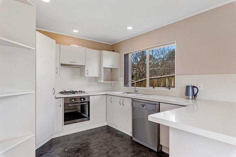 Photo of property in 76 Barbados Drive, Unsworth Heights, Auckland, 0632