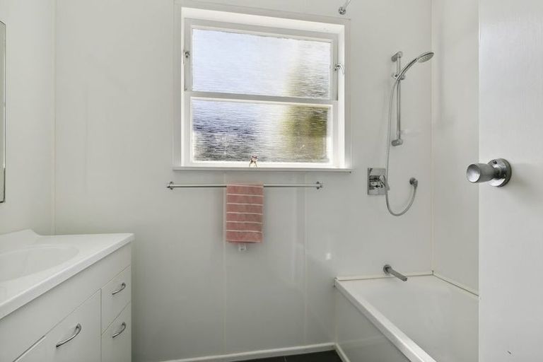 Photo of property in 23 Griffiths Grove, Newlands, Wellington, 6037