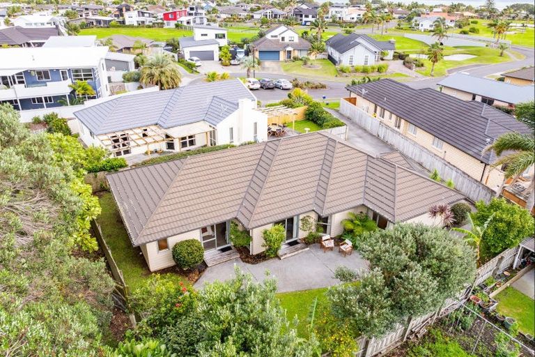 Photo of property in 11 Miami Place, One Tree Point, 0118