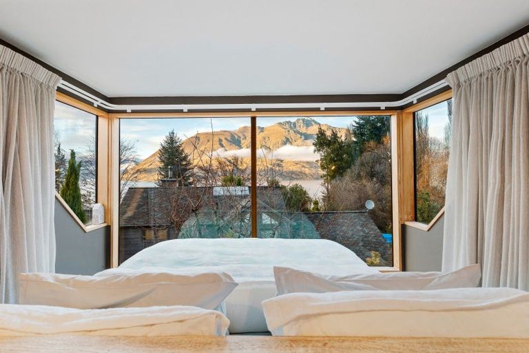 Photo of property in 32 Evergreen Place, Sunshine Bay, Queenstown, 9300