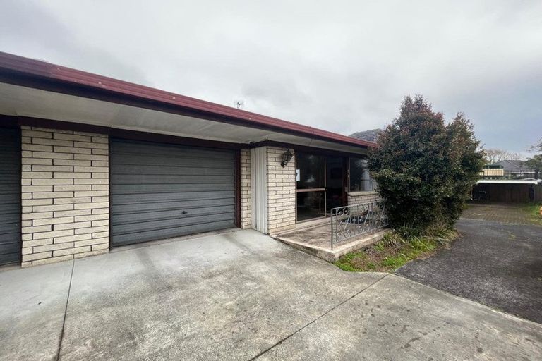 Photo of property in 2/56 Te Atatu Road, Te Atatu South, Auckland, 0610