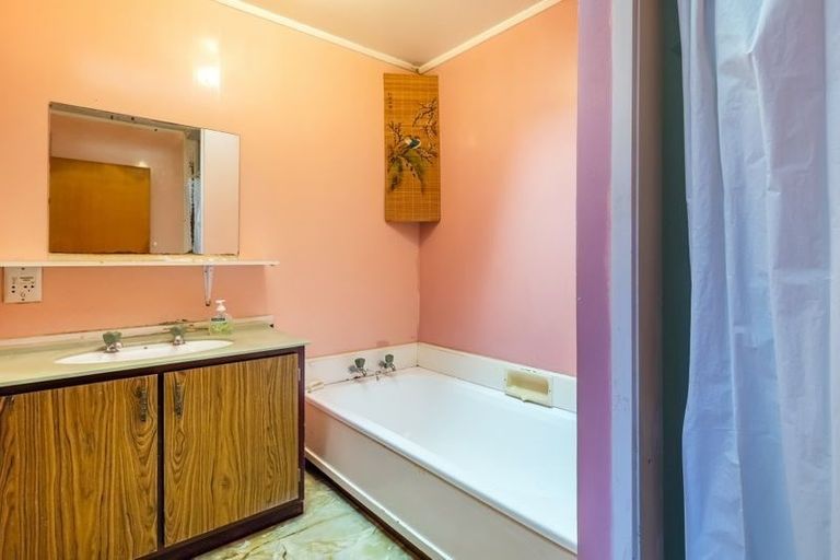 Photo of property in 27 Glen Vista Place, Bayview, Auckland, 0629