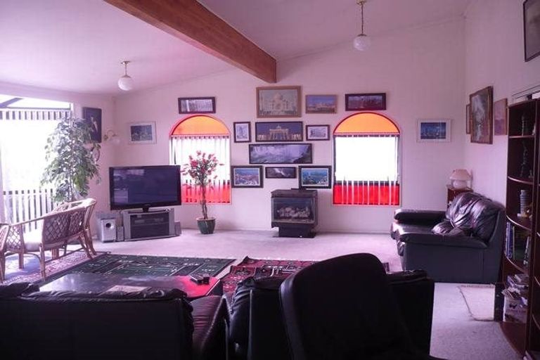 Photo of property in 28 Ronald Macken Place, Windsor Park, Auckland, 0632