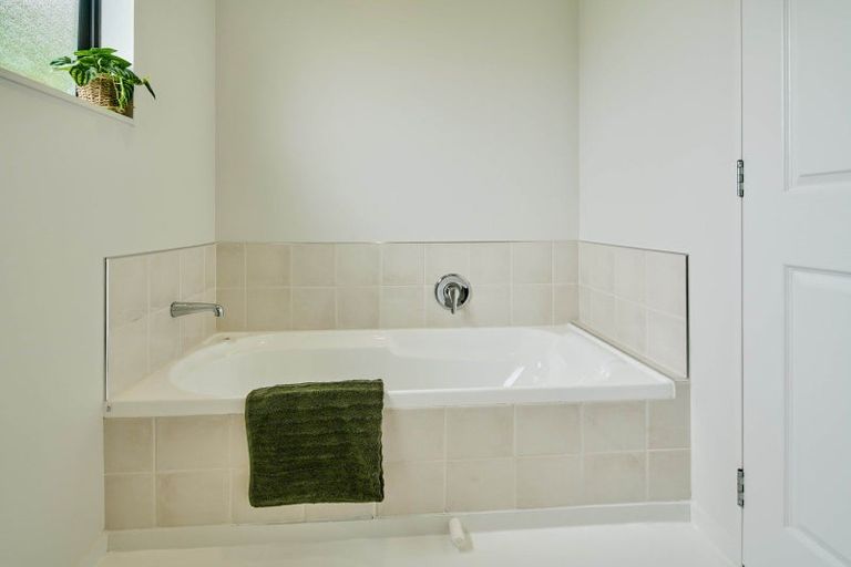 Photo of property in 5 Bishops Glen, Tawa, Wellington, 5028