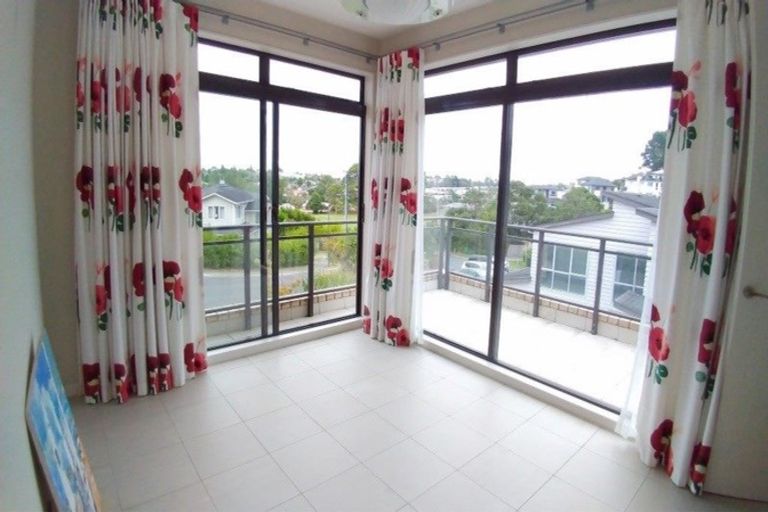 Photo of property in 17 Zara Court, Windsor Park, Auckland, 0632