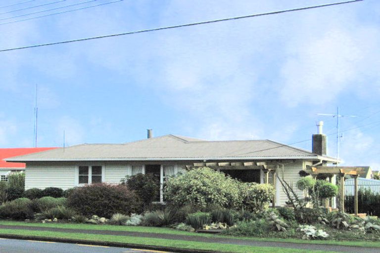 Photo of property in 2 Seddon Street, Waikanae, 5036